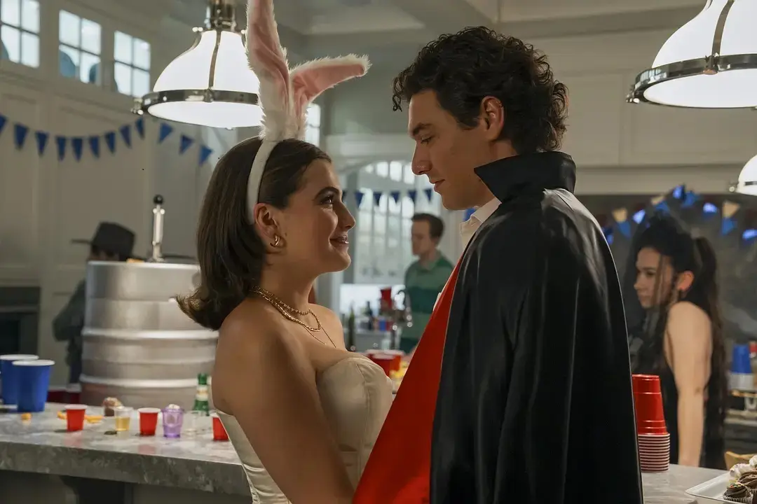 美剧《校园之外》《福尔摩斯小姐3》值得看，一个校园恋爱，一个英伦冒险